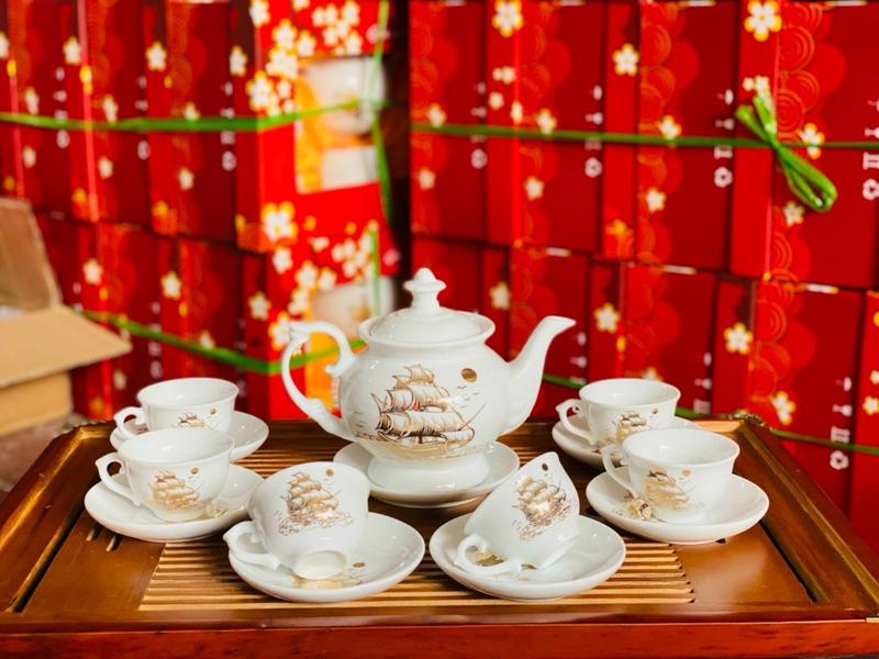 Product Introduction of bộ ấm trà Bát Tràng ( tích cảnh thuận buồm xuôi gió vàng kim trên giáng ấm cát tường bộ  trà 1