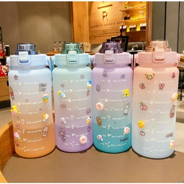 Bình nước 2 lít tặng Sticker dành cho người lười uống nước Fan House bình nước cute 2L có ống hút, vạch chia nhắc giờ 0