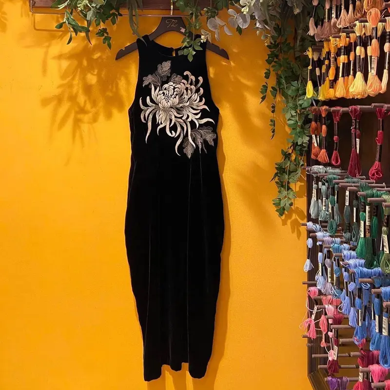 Váy Nhung The Sát Nách Cổ Tròn Thêu Cúc Trắng 2