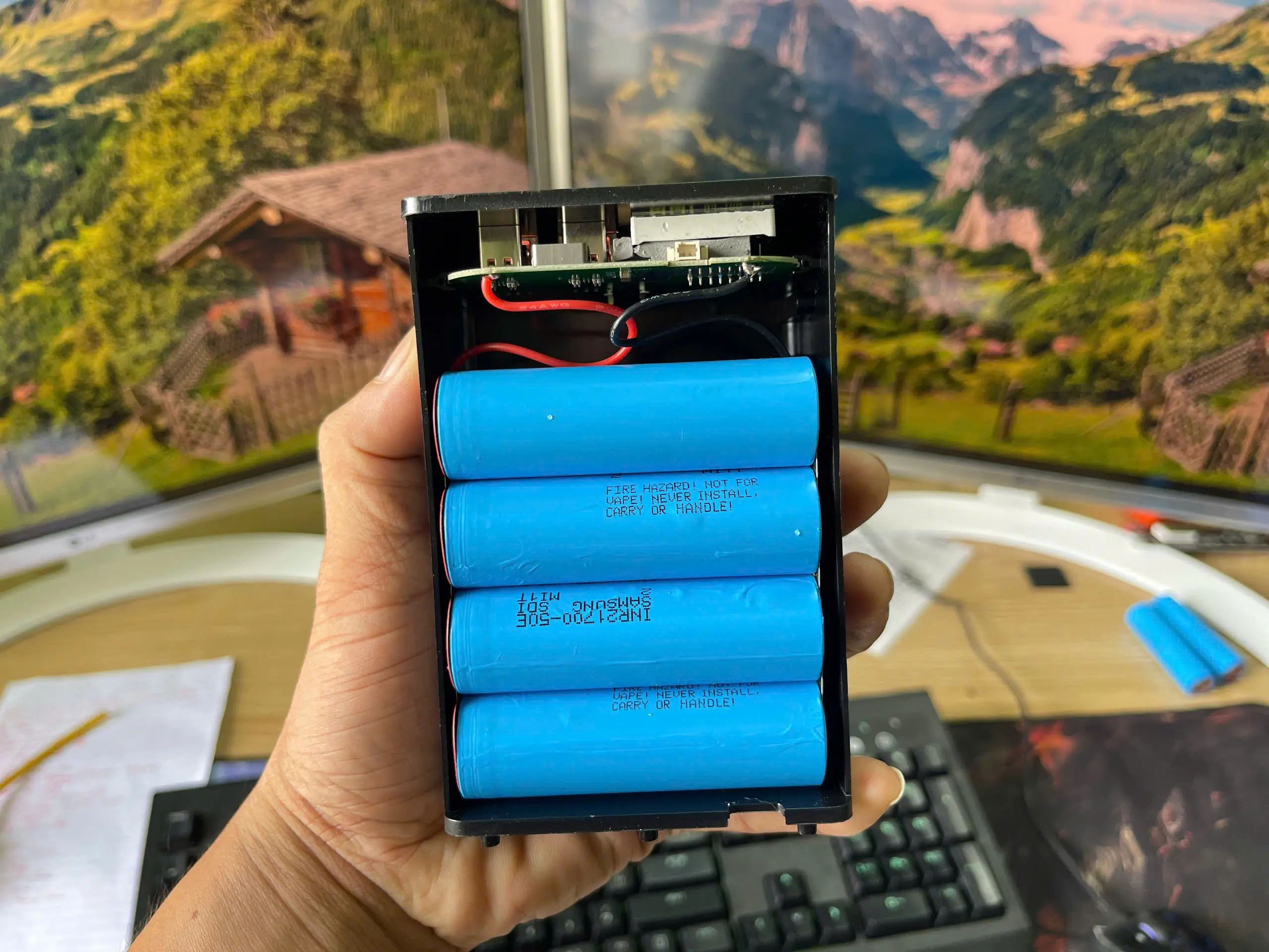 SẠC DỰ PHÒNG 22.5W - 40.000mah SẠC NHANH - PIN TRÒN LION - NHỎ GỌN VỎ NHÔM 8 CELL PIN LI-ION 21700 || Tuyenergy