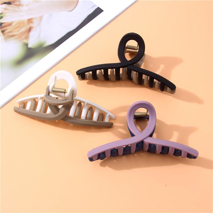 Product Introduction of Large Grab Clip New Two-tone Facial Hair Clip Back Head Clip Simple Shark Clip 3