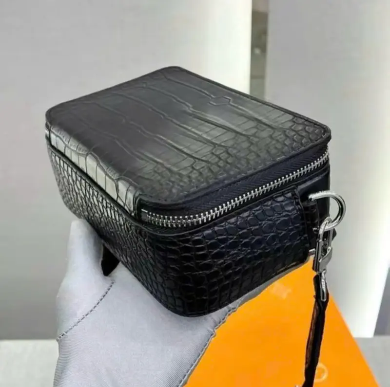 Túi đeo chéo dập vân da bóng hàng có box và không box - tuideocheobag Nam 1