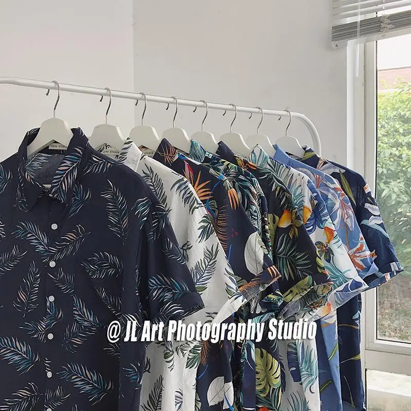 เสื้อเชิ้ตแขนสั้นพิมพ์ลาย สไตล์ฮ่องกงย้อนยุค Vetiver สไตล์เกาหลี เสื้อเชิ้ตหล่ออินเทรนด์ สำหรับผู้ชายและผู้หญิง เสื้อเบลาส์สไตล์ตะวันตก เรียบหรูมาก [อัตราการซื้อซ้ำ 47%]