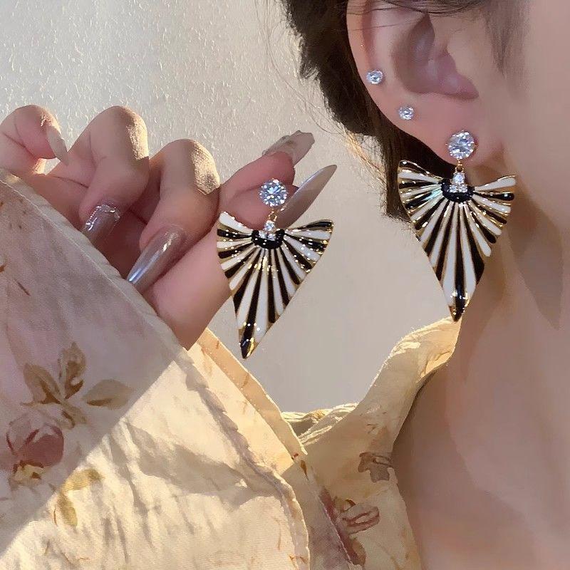 Product Introduction of 2025 New Luxurious Goddess! European and American Style Fashionable Personality Light Luxury Color-Block Earrings Retro Niche Design High-End Earrings for Women 1