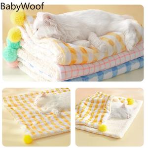 BabyWoof 2PCS 狗狗斗篷，格子花纹冬季披风配毛球装饰，双层加厚保暖幼犬毯，小型犬软绒连帽斗篷，舒适睡眠服饰