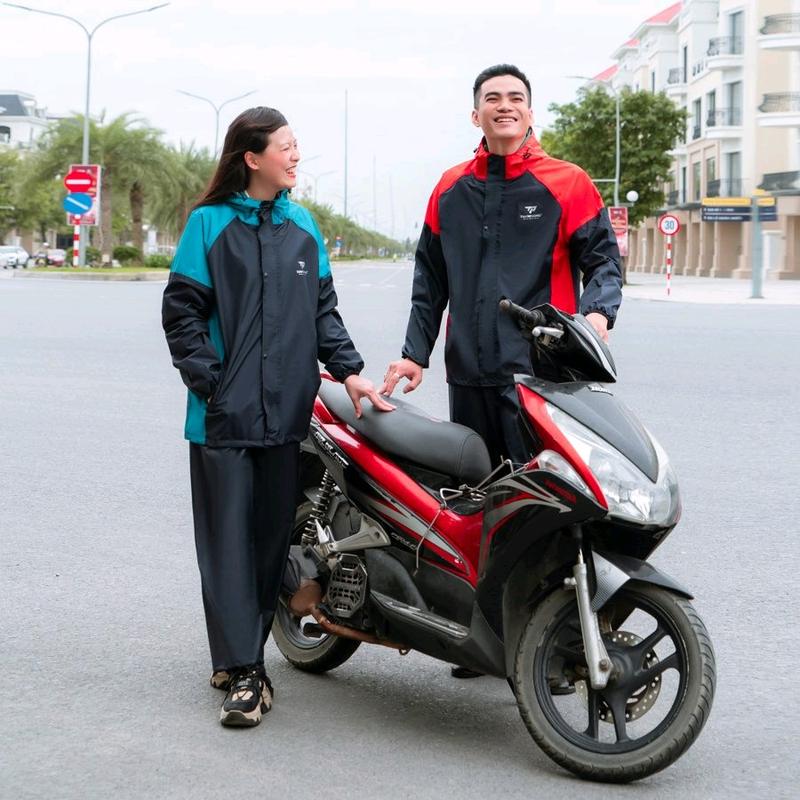 Bộ áo mưa  2 lớp 68A Tuấn Phong.Vải PU Cao cấp nhập khẩu có dây phản quang sau lưng. thiết kế thời trang trẻ trung năng động chống thấm nước tốt