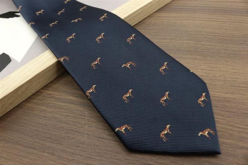 Product Introduction of Men's formal dress, vintage casual tie, hunting animal pattern, made of jacquard, available in dark red, dark green and brown, perfect for the groom and wedding photo 9