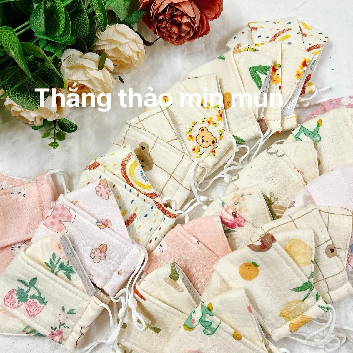 Khẩu trang  không  thêu  gấu  chất vải  musslin  với lớp lót  xuất Nhật  kháng khuẩn rất an toàn cho da và sức khỏe cho bé. Dành cho bé từ 1-10 tuổi