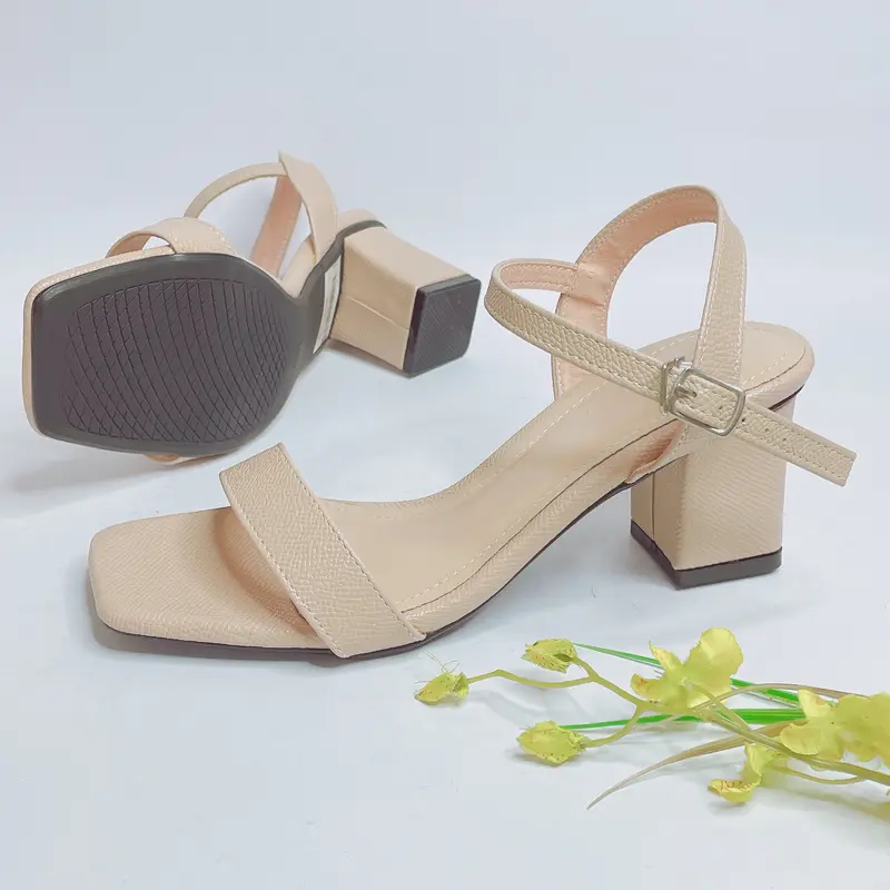 Giày sandal cao gót gót vuông to cao 5cm quai ngang với chất liệu da siêu mềm khóa cài ở cổ chân rất thoải mái 5