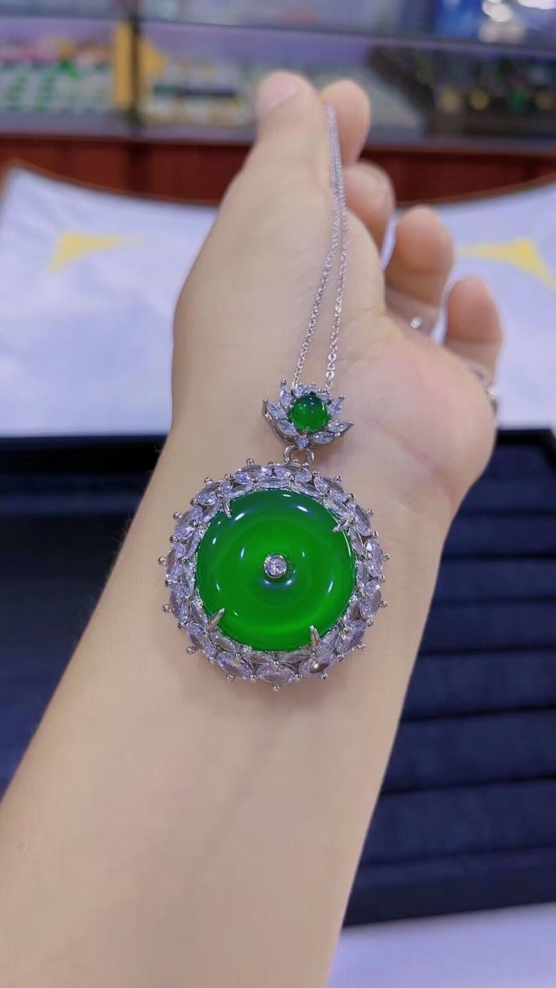 Product Introduction of Silver-plated inlay agate jade pendant ice green agate female jade necklace jewelry 4
