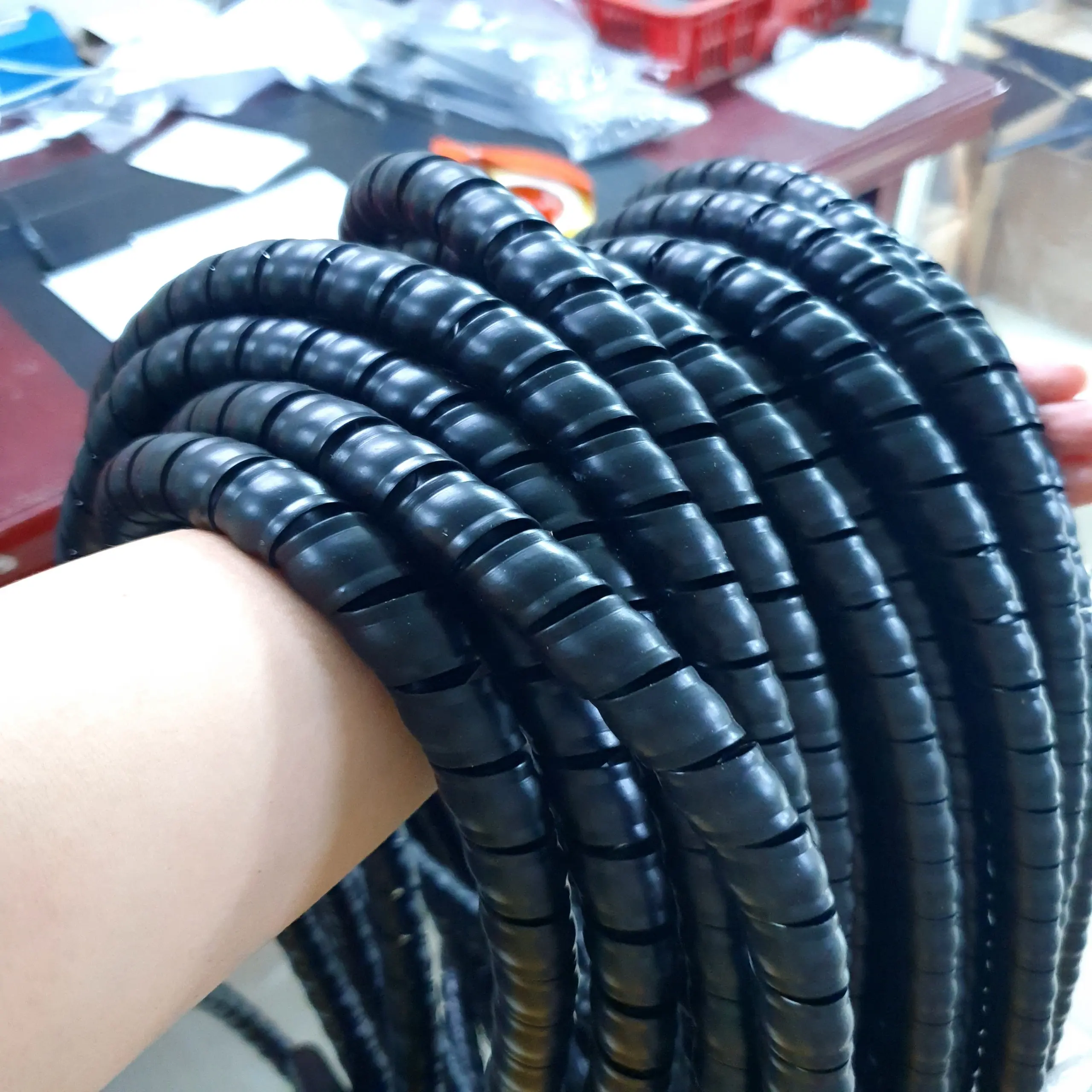 Ống quấn bảo vệ dây cao áp, dây thủy lực nhựa nguyên sinh dẻo và bền.