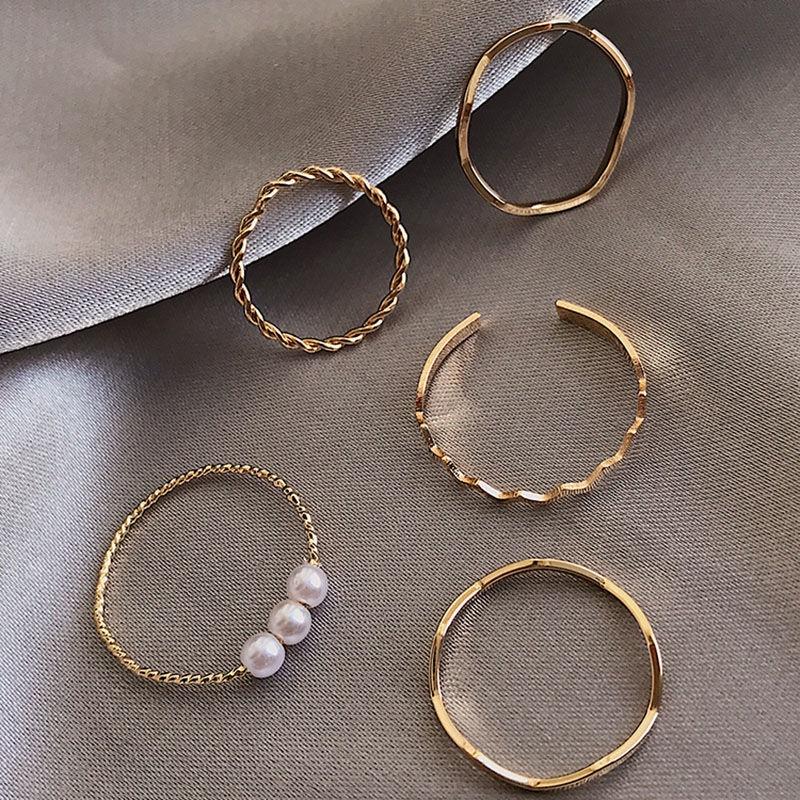 Bộ Nhẫn Ngọc Trai Cổ Điển Thiết Kế Đơn Giản 5 Chiếc Hình Dạng Bất Đối Xứng Gợn Sóng Họa Tiết Chất Liệu Kim Loại Màu Bạc Vàng Có Thể Điều Chỉnh Thích Hợp Cho Phụ Nữ Trang Phục Thường Ngày Và Thời Trang Hàng Ngày Phụ Kiện 