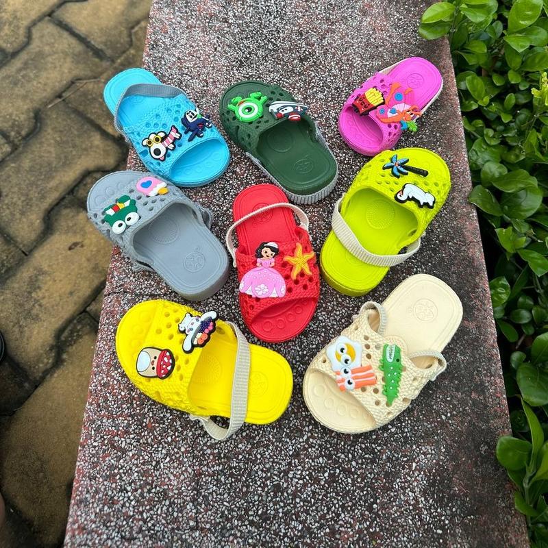 Dép tổ ong trẻ em có quai thun và sticker gắn kèm cho bé, dép siêu nhẹ chân và mềm, chống trơn trượt giúp bé đi an toàn 4