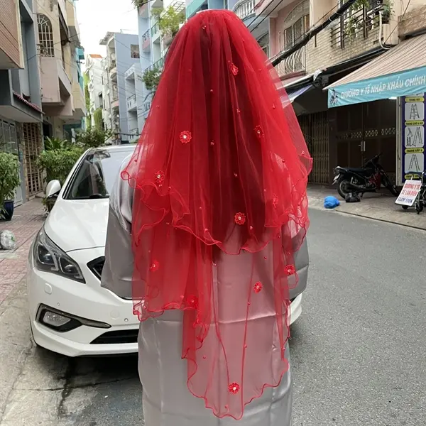 Khăn voan cô dâu màu đỏ quấn biên đính hoa hạt trai 2