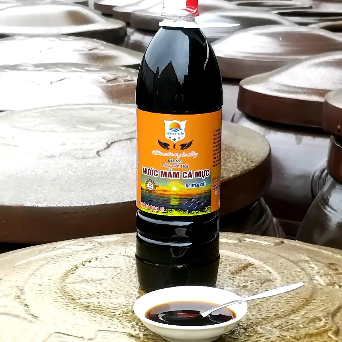 NƯỚC MẮM MỰC CHẮT CỐT  CÔ ĐẶC 42⁰ ĐẠM" CAO CẤP .CHAI 1 LÍT "NƯỚC MẮM TRUYỀN THỐNG" ĐẶC SẢN ĐẢO CÁT HẢI.GIA VỊ CHẤM. XỐT NẤU ĂN