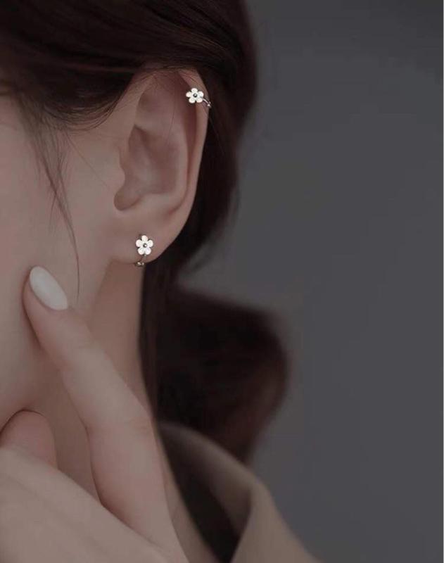 Product Introduction of Khuyên tai hoa sơn trắng bạc Kiều Oanh J 6