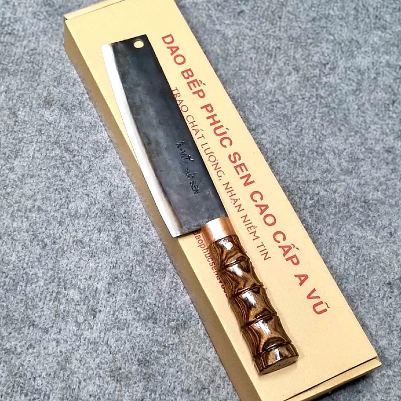 Dao nhà bếp chuyên thái bản rộng 5cm, dày 1mm, nặng 200g , lưỡi dài 20cm , cán gỗ cẩm chỉ tiện vân, khóa đồng đỏ, thép nhíp đỏ.