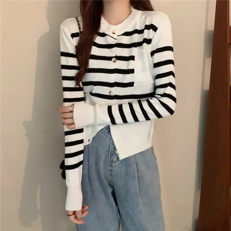 Áo Cardigan Dệt Kim, Đầu Mùa Đông, Phong Cách Hàn Quốc Mới, Màu Tương Phản Nhẹ Nhàng, Sọc, Dáng Rộng Vừa Vặn, Áo Khoác Len Dài Tay, Dành Cho Nữ Women Top