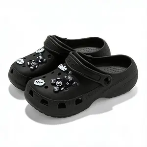 Sepatu sandal pria model terbaru, nyaman dan bernapas, terbuat dari bahan EVA, desain berlubang anti-slip, harga terjangkau