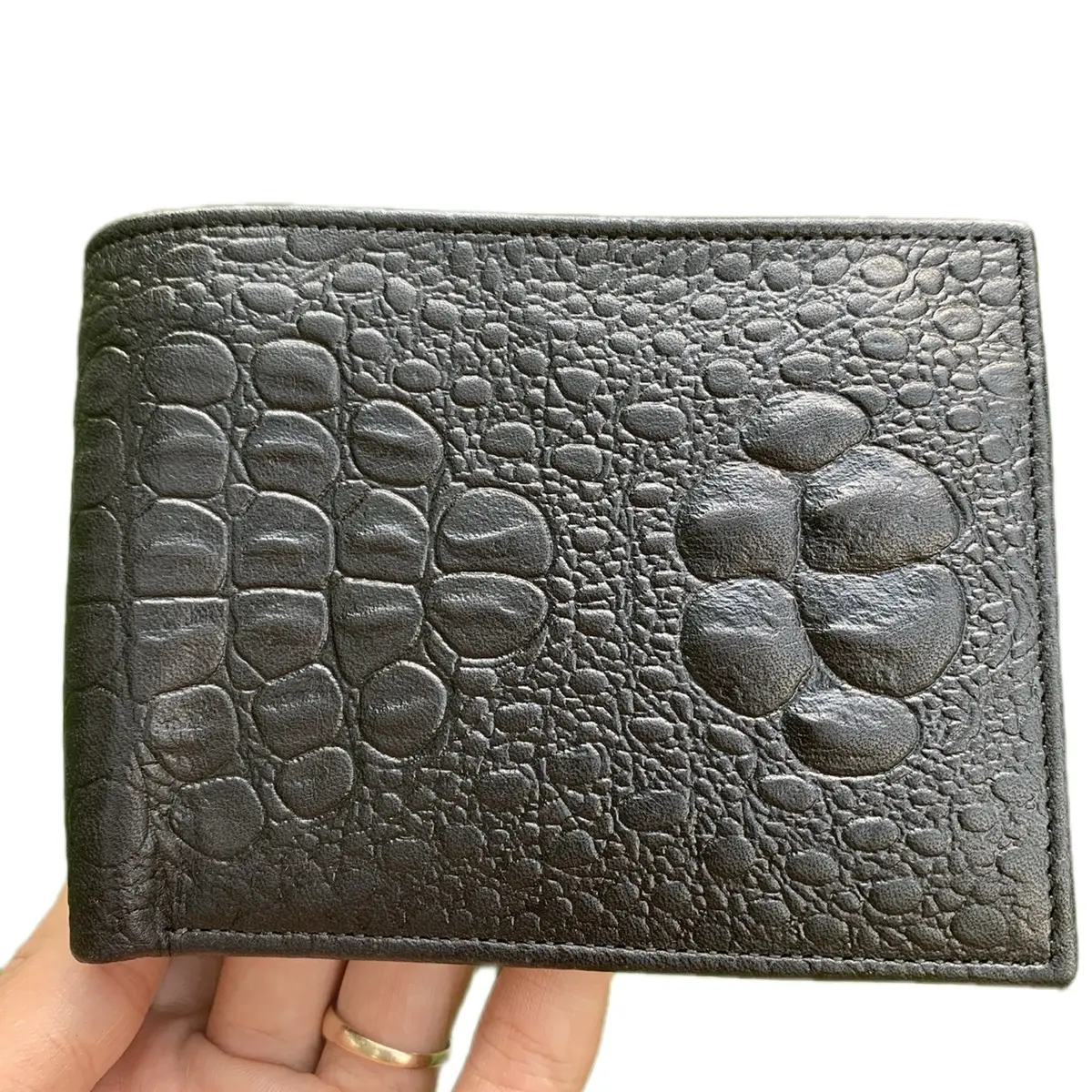 Ví da bò in vân cá sấu.dáng ví ngang.kích thước 9,5* 12 cm.đựng được cả giấy tờ xe cũ