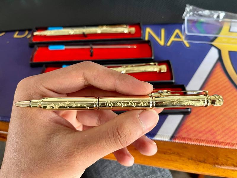 1 Bút Khắc Tên + 2 Ruột Màu Xanh