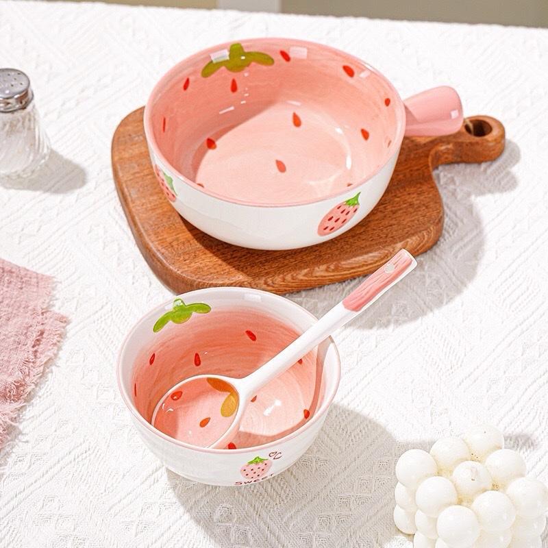 Bát Dâu Có Tay Cầm Kèm Thìa + Đũa Sứ Siêu Xinh