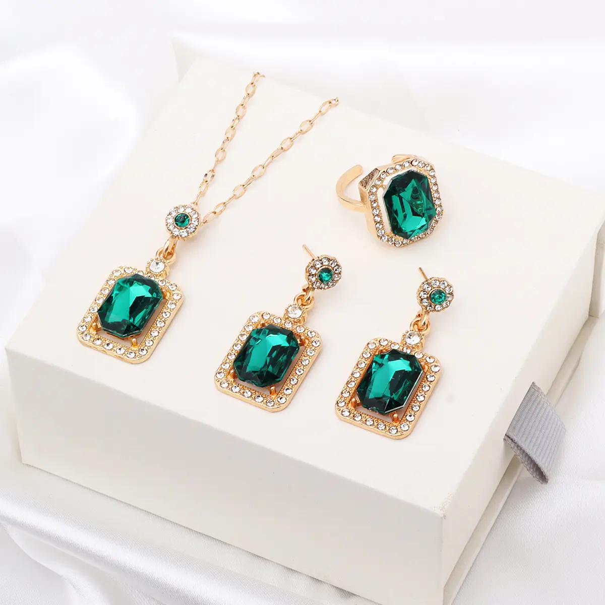 Fine Jewelry Metal Fashion Short Necklace Square Zircon High-Grade Light Luxury Geometric Titanium Steel Necklace Retro Minority Design Temperament Hot Sale