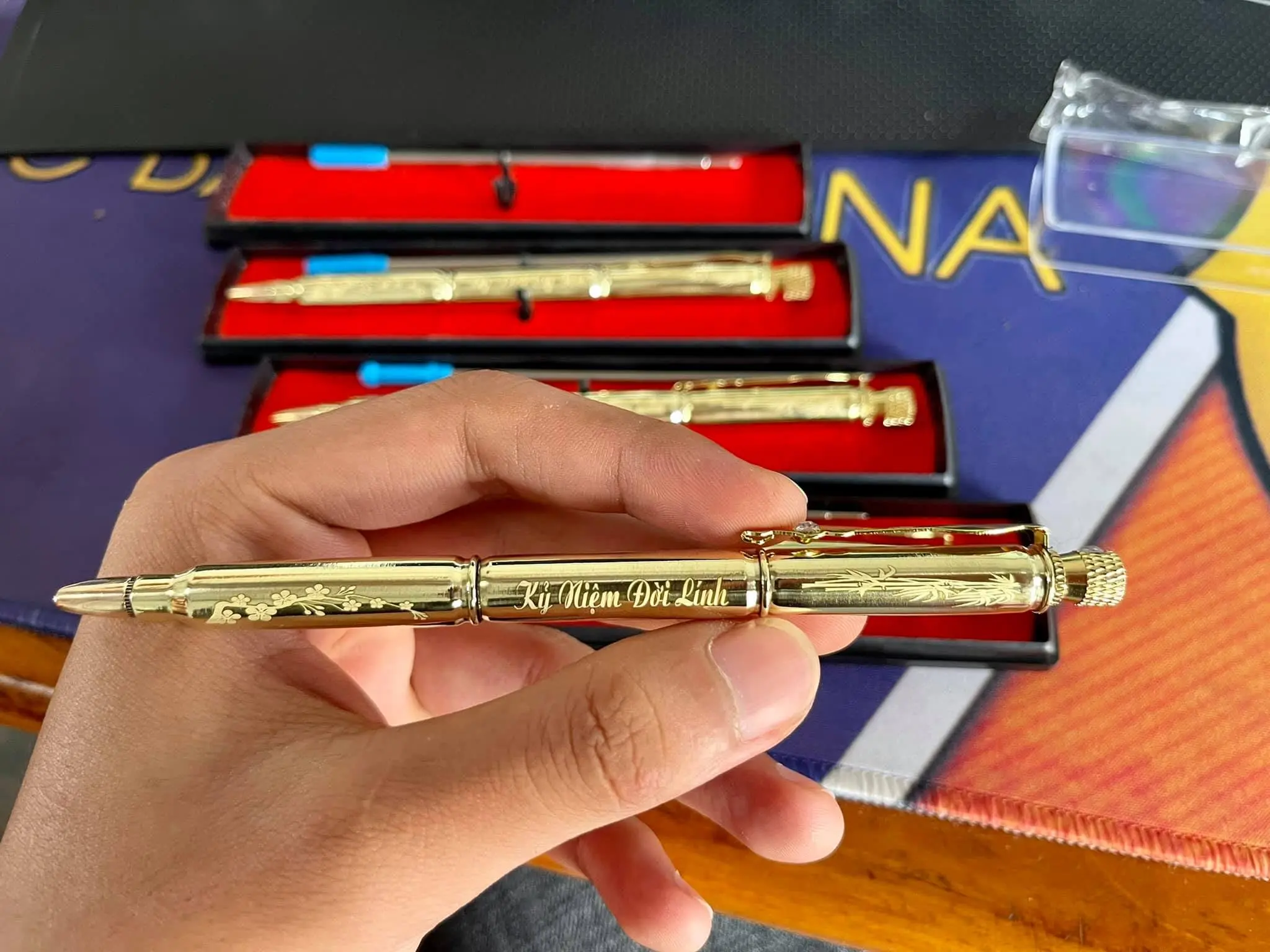 1 Bút Tặng 2 Ruột Màu Xanh