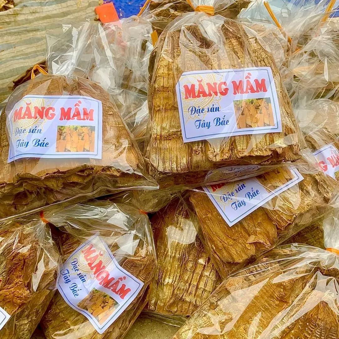 Măng mầm dầy khô đặc sản Tây Bắc,  Măng đầu mùa non, ngon,giòn  e bao ăn đến sợi măng cuối cùng.măng đảm bảo phơi nắng tự nhiên ko hóa chất. Măng khô làm đủ món ngon.  Măng khô xào miến  Măng khô hầm móng giò  Măng khô hầm xương  Măng khô