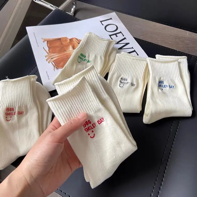 Tất cao cổ thêu chữ smiley day