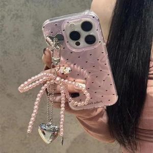 Funda para celular con patrón de moño y corazón de moda, con colgante de corazón de perla, cubierta protectora para celular, accesorios para celular compatibles con iPhone 15 14 13 12 11 Pro Max, funda