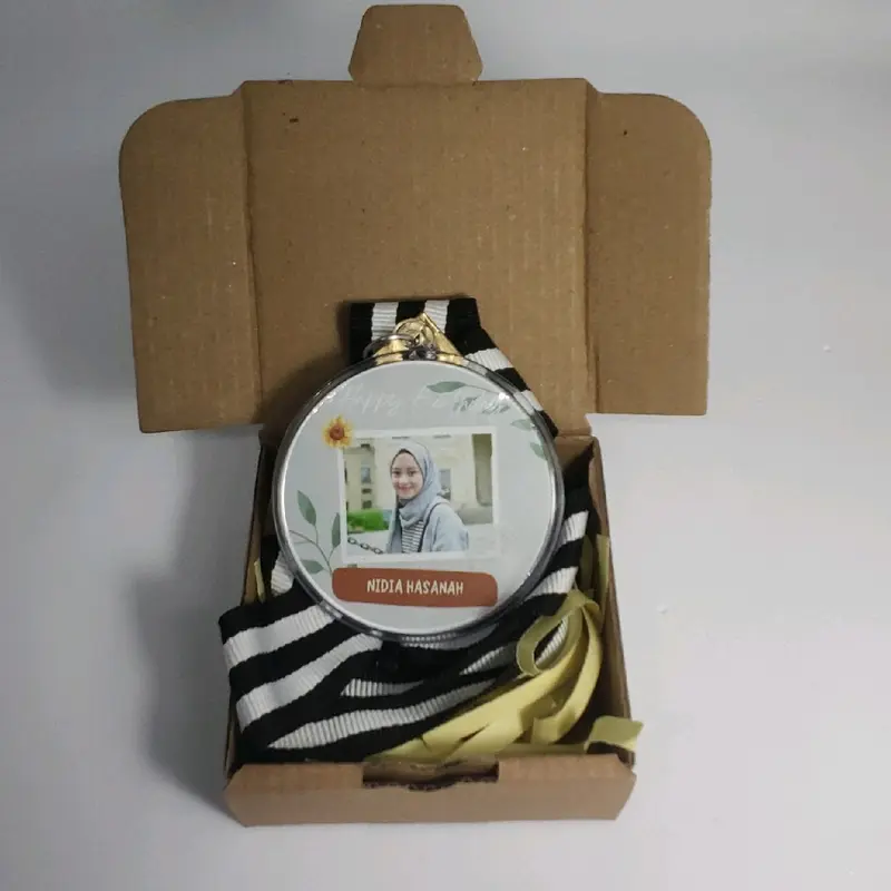Kado Wisuda Medali Custom foto dan nama sendiri murah harga sudah termasuk box hampers 4