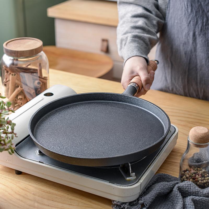  Chảo gang chống dính đúc nguyên khối quai cầm gỗ cách nhiệt đường kính 26cm chảo chiên rán đổ bánh xèo COS 