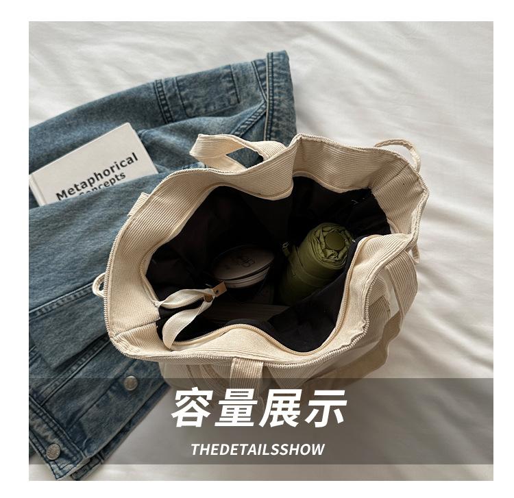 Product Introduction of New Korean Style Simple Shoulder Bag for Women with Drawstring Design, Fashionable Niche Commuter Underarm Bag, Elegant Versatile Handbag 5
