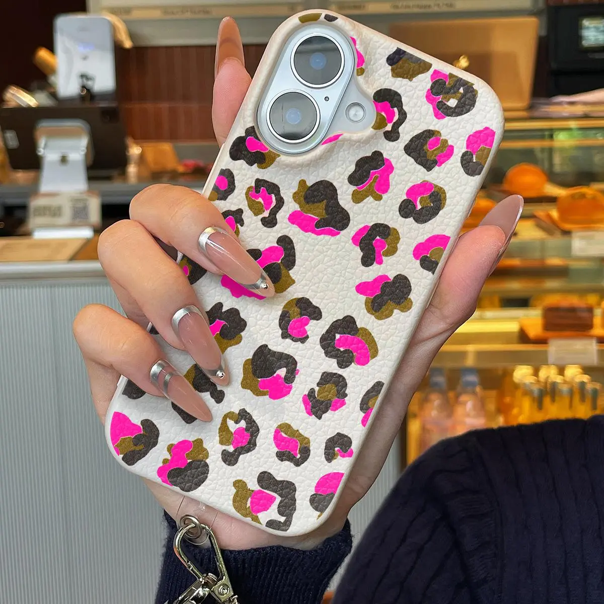 Fashion Leopard-pattern Phone Case with Wrist Strap, Shockproof Phone Protective Cover, Phone Accessory Compatible with iPhone 11 12 13 14 15 Pro Max, Casing