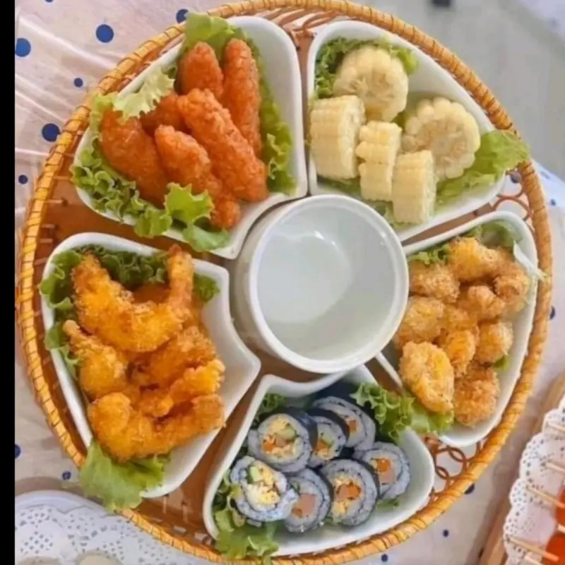 Bộ bát đĩa hình hoa mai 5 cánh nhựa phíp trắng bóng bao gồm 5 đĩa cánh hoa 1 bát, 1 khay nhựa giả mây tre đan bộ  bát 4