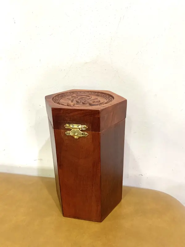 Hộp chè (trà) gỗ Hương nguyên khối trạm khắc tinh tế 5