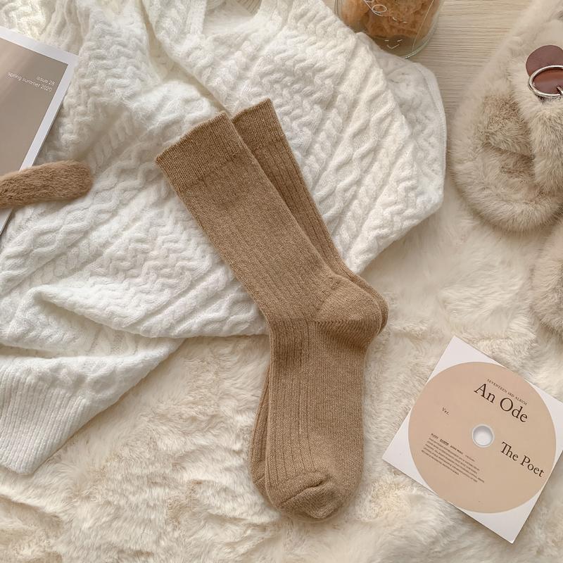 Product Introduction of Autumn and Winter Solid Color Soft Simple Medium Thickened Warm Pile Socks 5
