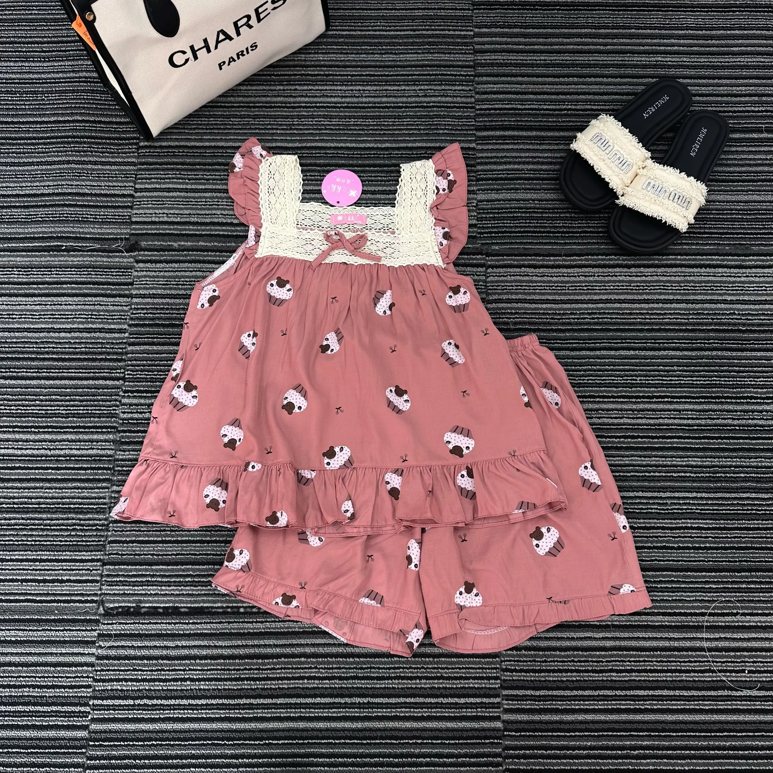 Bộ đồ ngủ mặc nhà nữ Hh  áo dáng baby xoè 2 dây sát nách cổ vuông cao phối viền bèo Ren to đính nơ hoạ tiết gấu kem quần cộc chất đũi hàn mềm mát nhẹ tênh
