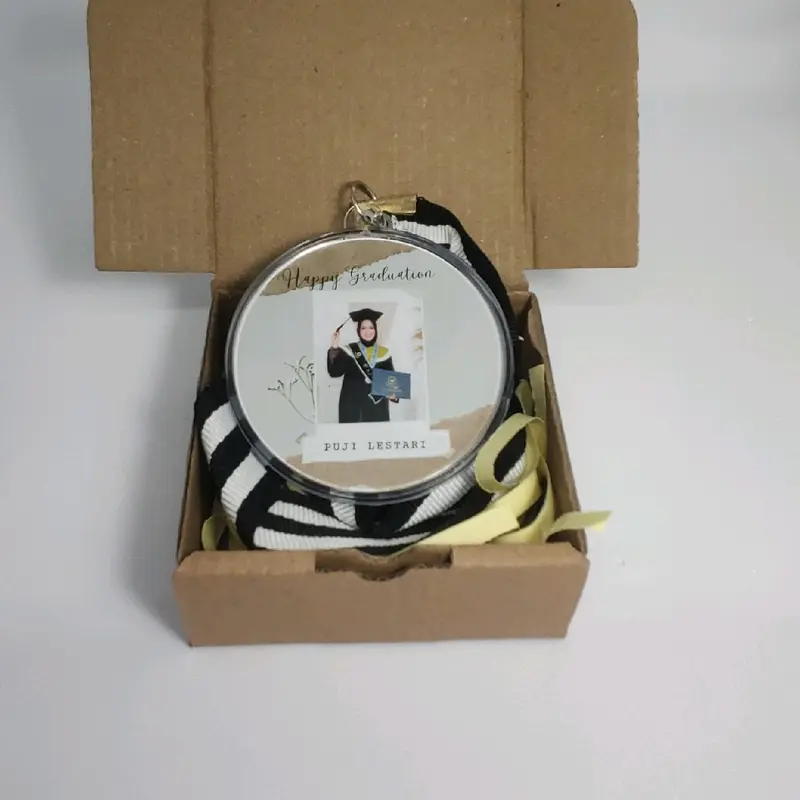 Kado Wisuda Medali Custom foto dan nama sendiri murah harga sudah termasuk box hampers 3