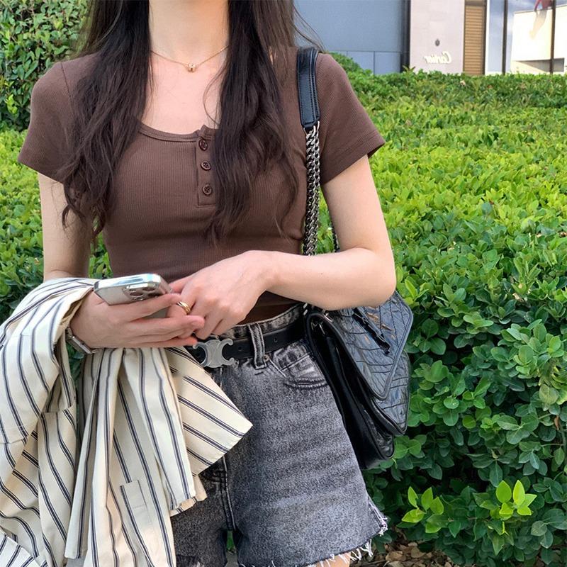 Product Introduction of Korean version collarbone exposed design waist cinching short top，solid color threaded short sleeved T-shirt，summer casual and fashionable simple T-shirt 5