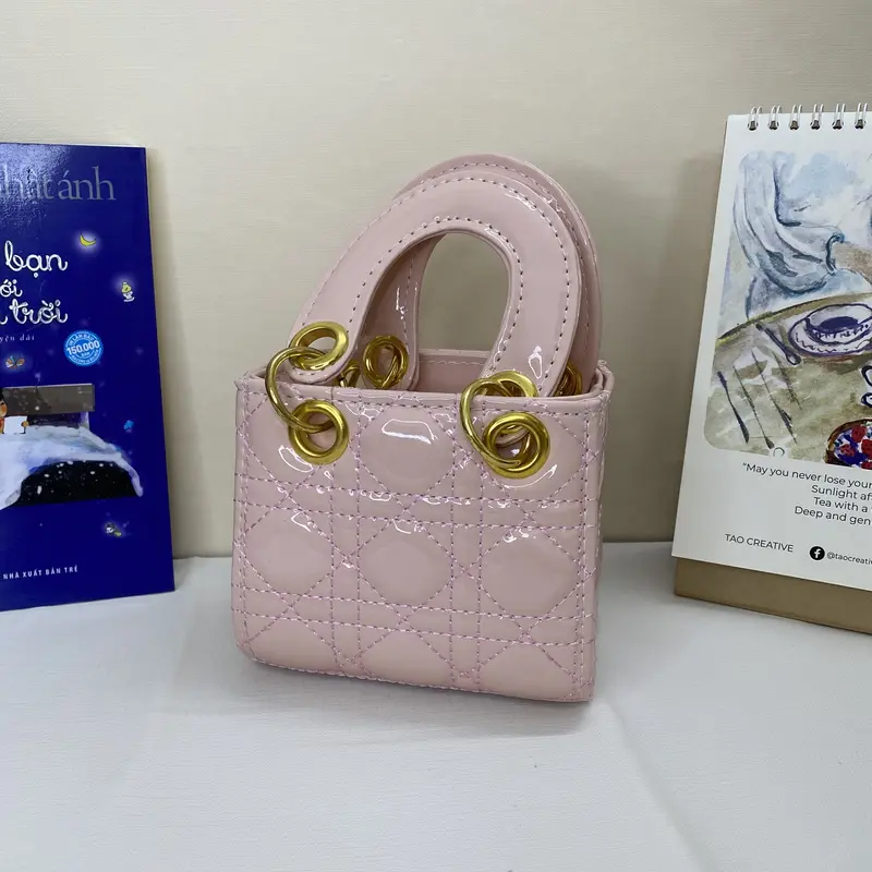 [Size 15cm]Túi Da Bóng phụ kiện vàng kèm chùm móc 4 chữ xinh xắn Bag nữ đi chơi đi tiệc sang chảng Kem Nhung 5