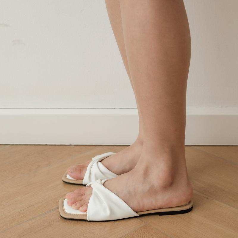 NOAH FLAT SANDALS (WHITE) 1