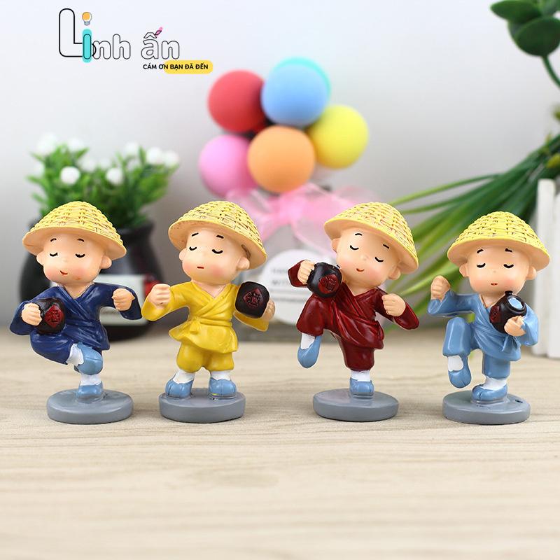 Tượng Trang Trí Ô Tô - Phụ Kiện Trang Trí Ô Tô Sang Trọng - Set Trang Trí Taplo Ô Tô Xe Hơi - Bô Chú Tiểu Mini Luyện Võ Cầm Đao Nâng Bình TẶNG ĐẾ KEO - LINH ẤN 5