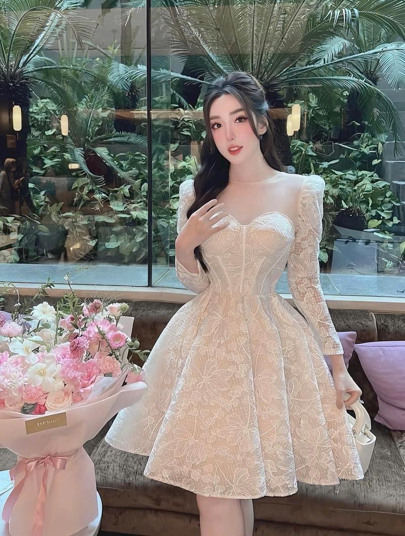 Product Introduction of Đầm ren tay dài màu trắng kem 3 lớp có kèm mút ngực  Size ML Women Nữ Voi Dress Sen Voan. 8