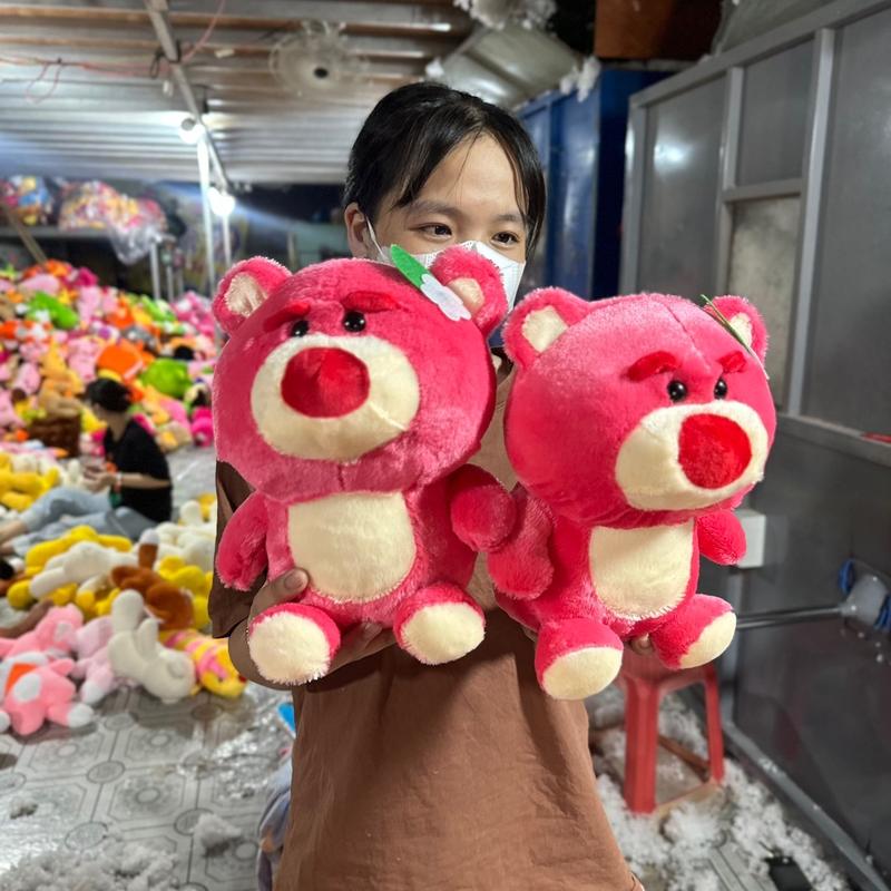 Gấu Bông Ngồi Ôm Dâu Tây Có Nơ