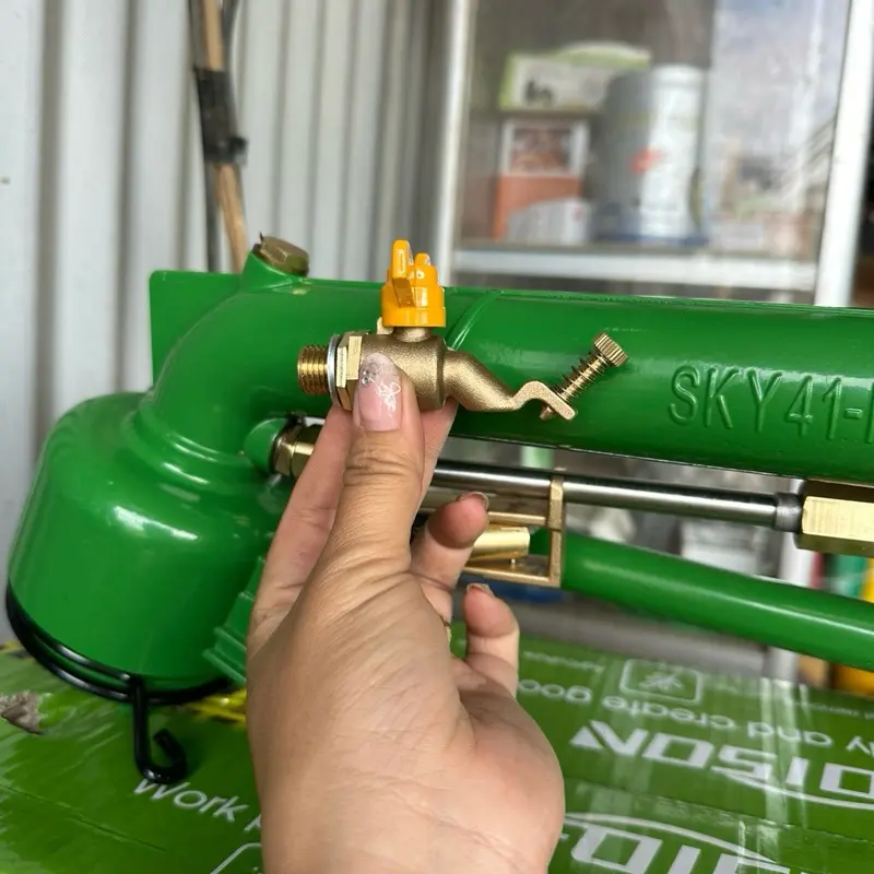 Vòi đồng gắn chân béc tưới.