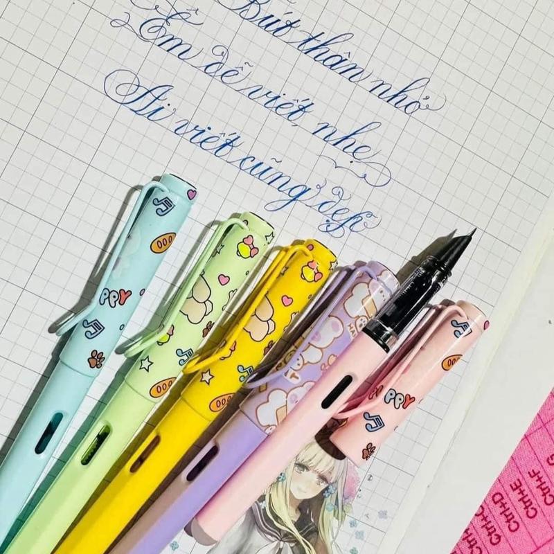 10 bút thân nhỏ nắp hình dễ thương, bút ngòi mài bút máy, có pit tông bên trong bút để bơm mực, có thể gắn được ống mực xoá, có đầu xoá ở đuôi bút