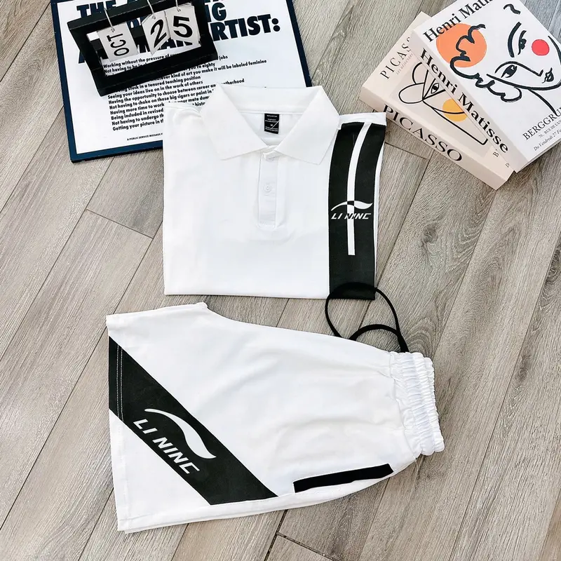 Bộ polo nam chất liệu vải poly co giãn 4 chiều giúp thoải mái khi mặc , với thiết kế tinh tế kiểu dáng xang trọng . Có thể mặc đi chơi đi dạo phố , shop em có 3 màu đủ size từ 45-82kg Có Cổ 0