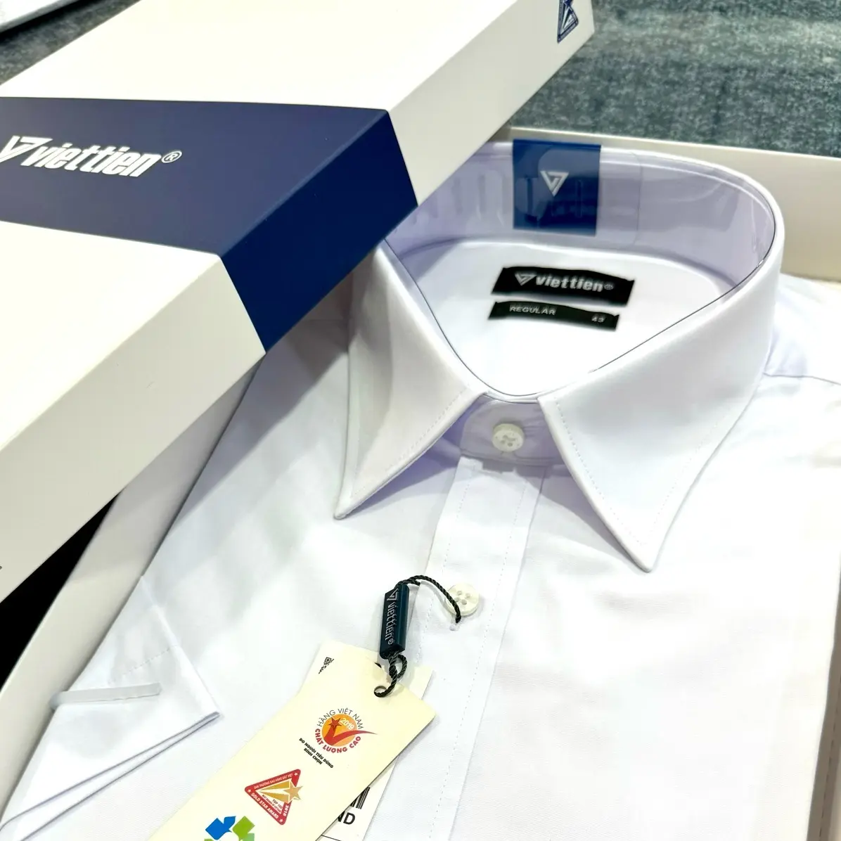 Áo sơ mi nam ngắn tay màu trắng cao cấp fom regular Viettien️-370 - vạt bầu Menswear sominam
